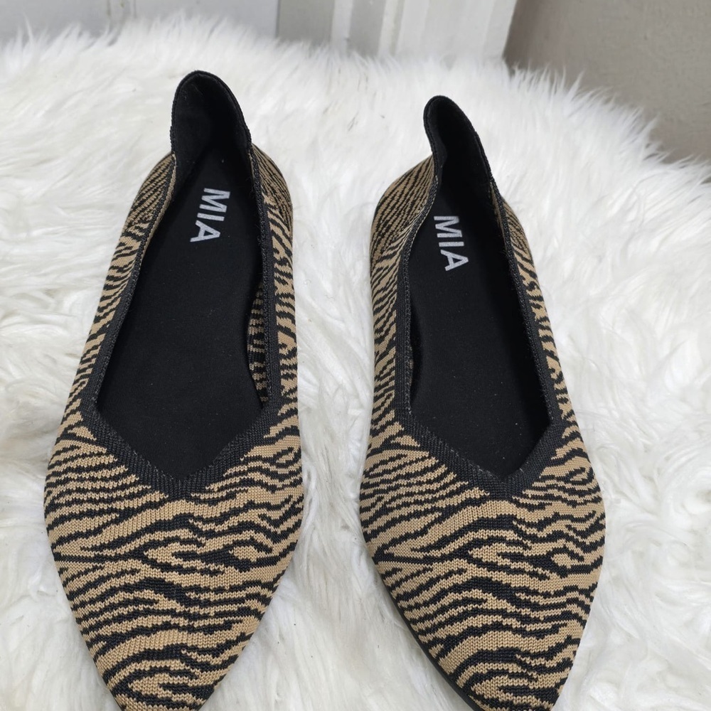 MIA Women's Tan and Black Flats🌴✌️ - Picture 6 of 6